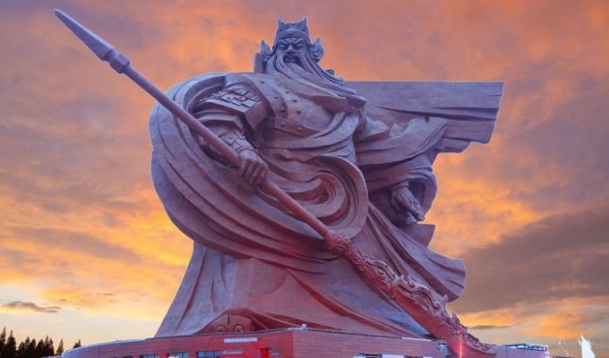 В Китае появилась огромная статуя древнего полководца Гуань Юя (5 фото)