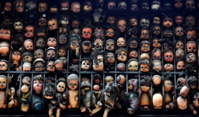 Жуткая коллекция кукол на балконе (10 фото)