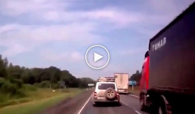 Авария на повороте с грузовиком