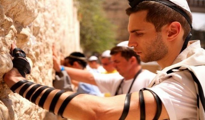 Для чего иудеи наматывают на руку ремень? (6 фото)