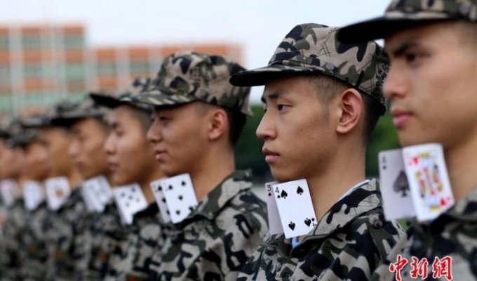 Военная подготовка студентов в китайском колледже (7 фото)