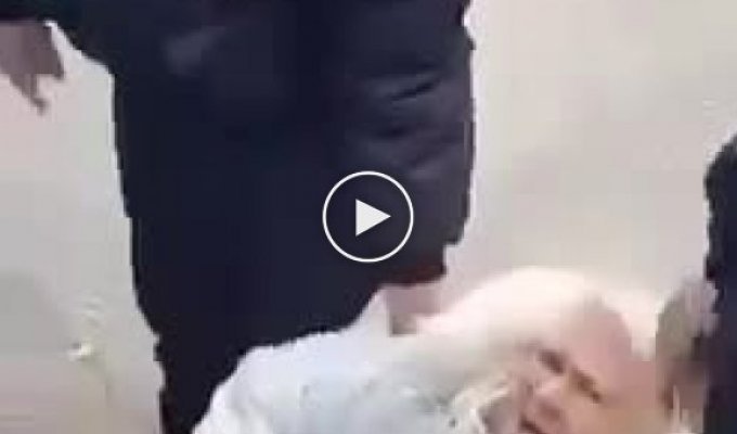 В Стерлитамаке доблестные сотрудники полиции жестко задержали бабушку