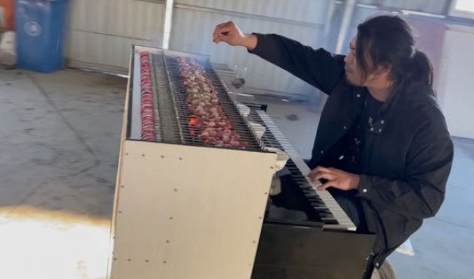 Китайский блогер Ханди Гэн изобрел пианино-мангал (5 фото + видео)