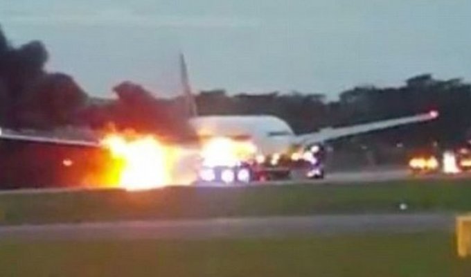В аэропорту Сингапура во время экстренной посадки загорелся Boeing 777 (4 фото + видео)