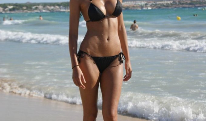 Микаэла Шафер в бикини на пляже (8 Фото)