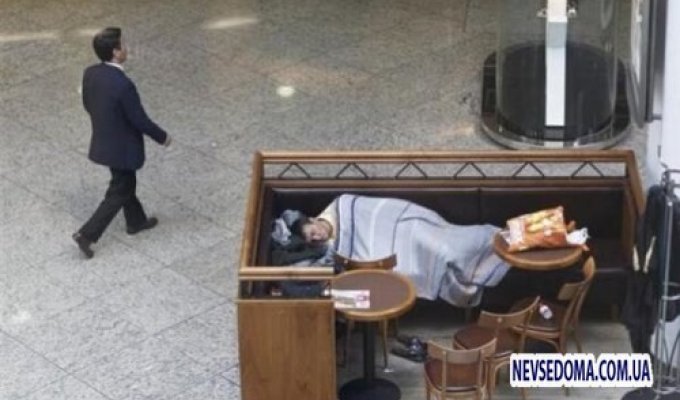 Люди спят в необычных местах и необычных позах (40 фото)