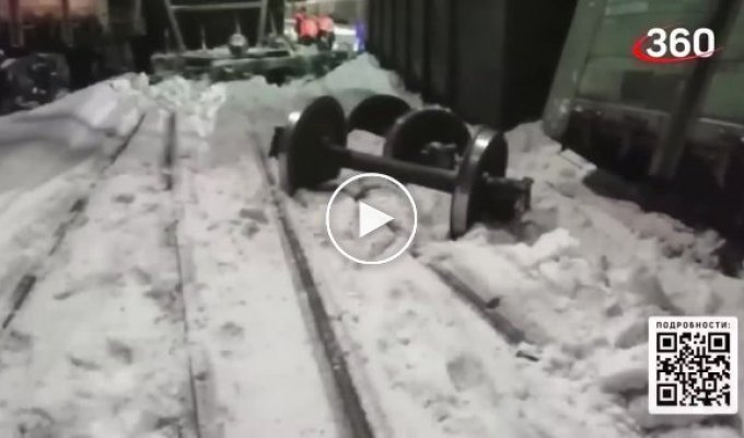 Два железнодорожника пострадали при сходе вагонов в Москве (мат)