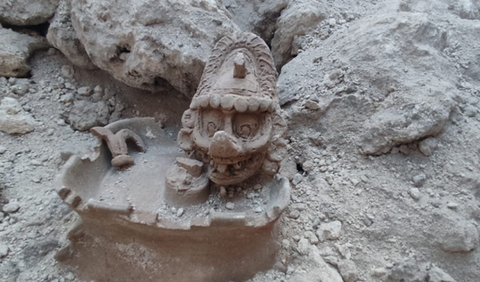 В Мексике нашли редкую статую Кауила, бога молний майя (3 фото)