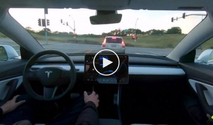 Тесла продемонстрировала беcпилотную поездку глазами водителя