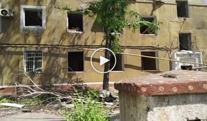 В Мариуполе люди вынуждены жить в подвалах из-за уничтоженных российской артиллерией домов