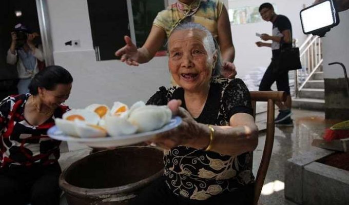 86-летняя китаянка возродила деревню продажами яиц через Интернет (5 фото)