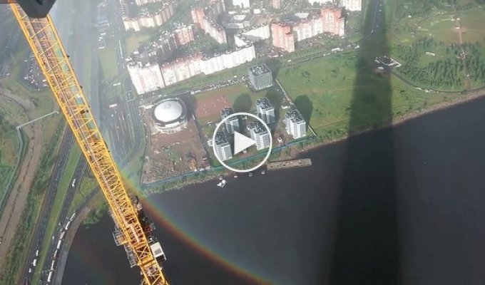 Один из строителей нового небоскреба в Санкт-Петербурге заснял круглую радугу