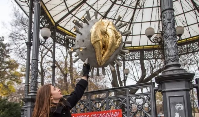 В Одессе появился памятник коронавирусу с золотым женским органом (фото + видео)