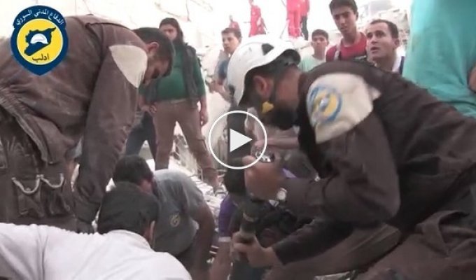 Спасатели разрыдались, найдя живого малыша после бомбардировки в Сирии