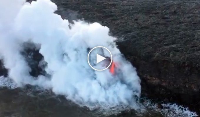 Стекающая в Тихий океан лава вулкана Килауэа