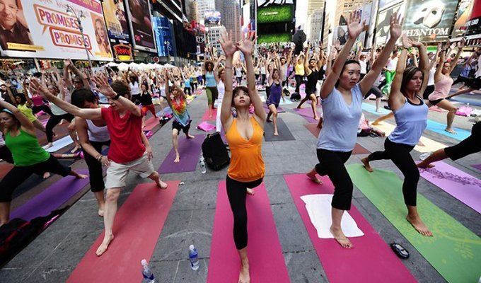 Массовая йога на Таймс-сквер (12 фото)