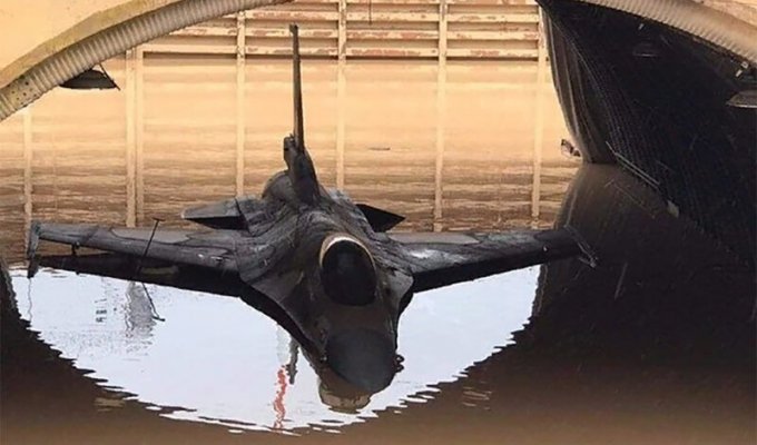 Потоп на базе ВВС в Израиле, ущерб причинён нескольким истребителям (3 фото)