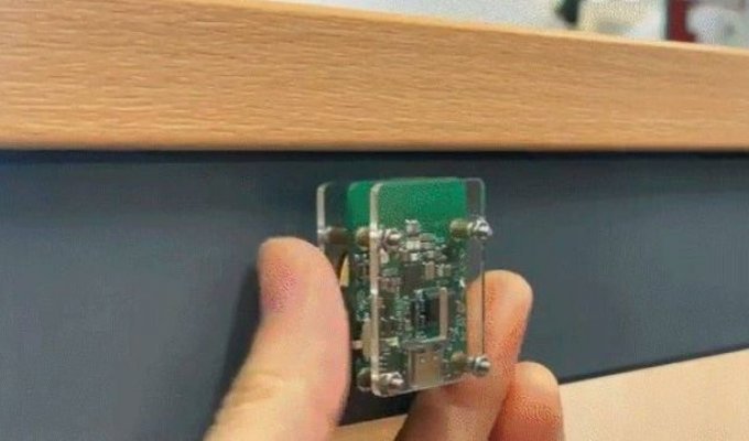 Разработчик из Великобритании придумал лазерную ловушку, с которой можно ловко бездельничать на работе (6 фото + видео)