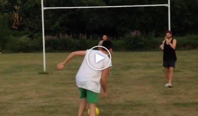 Отправьте это видео своему другу, который считает, что он хорошо играет в футбол