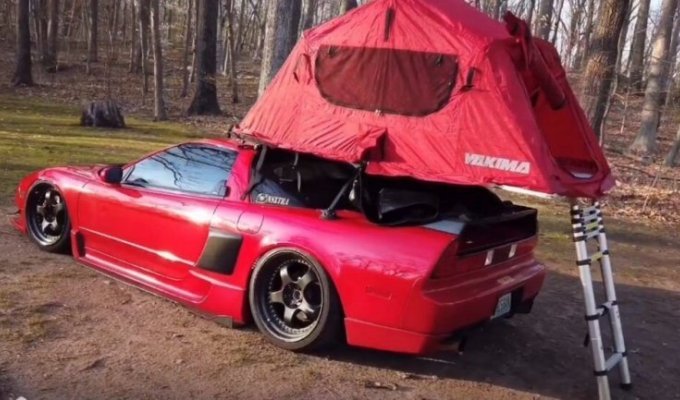На крышу культового японского спортивного автомобиля 90-х установили палатку (2 фото + 3 видео)