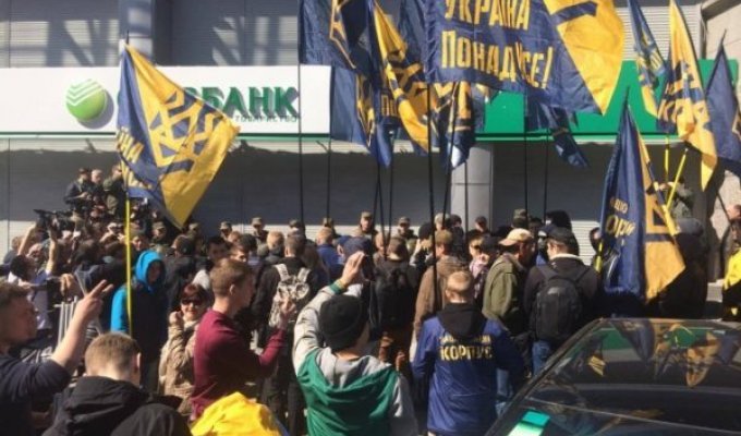 Активисты заблокировали центральный офис «Сбербанка» в Киеве