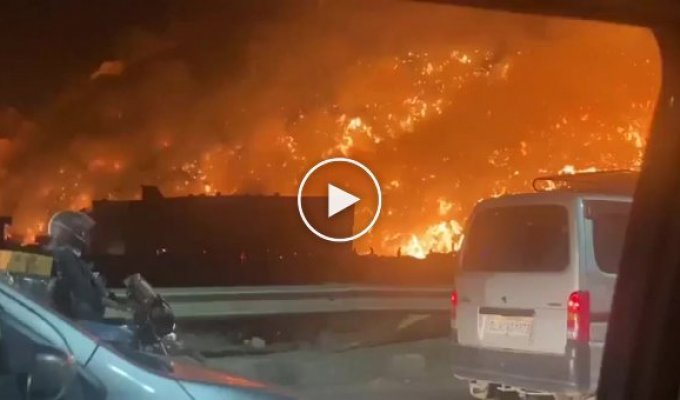 Пожар на одной из крупнейших свалок в мире