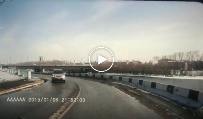 Внедорожник упал в реку в Казахстане