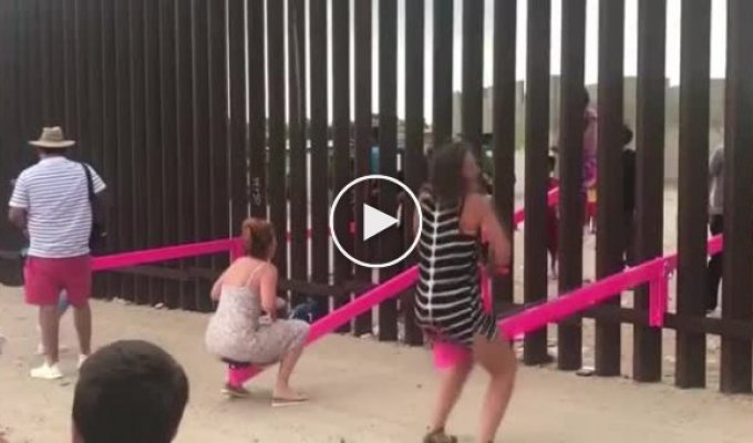 На границе США и Мексики появилась арт-инсталяция в виде качелей