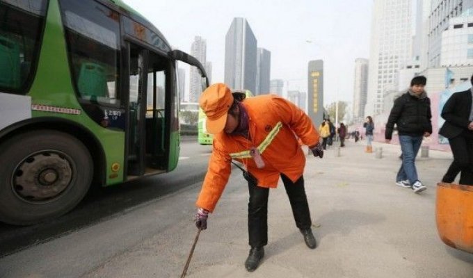 Китайская миллионерша встает в 3 утра, чтобы подметать улицы (7 фото + видео)