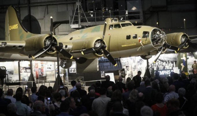 Возвращение "Мемфисской красотки": легендарный бомбардировщик B-17 представлен публике (20 фото + 2 видео)