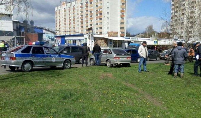 В Курске автомобилистка сбила дорожного рабочего, косившего траву (2 фото + 2 видео)
