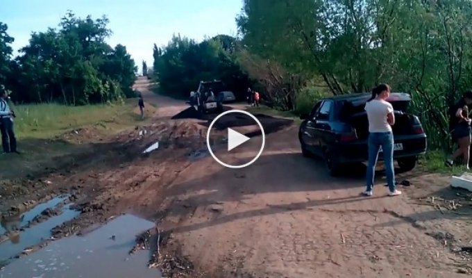 В Саратовской области к приезду губернатора заасфальтировали грязь