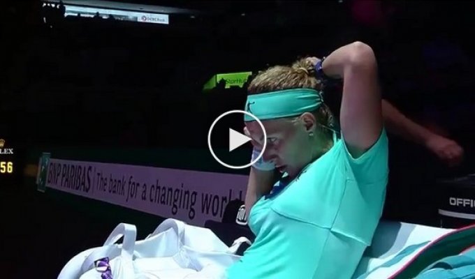 Теннисистка Светлана Кузнецова обрезала волосы во время игры 