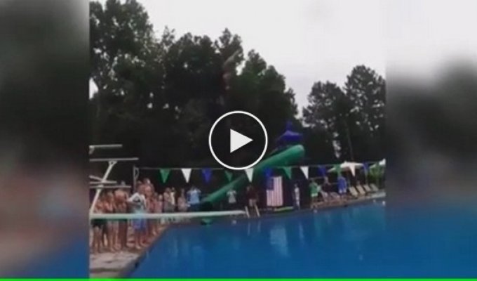 Полицейский прыгнул в бассейн в форме