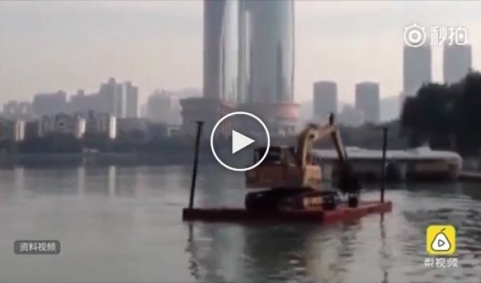 Китаец чуть не утонул, решив переплыть реку на экскаваторе