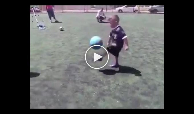 Маленький мальчик показал мастерское владение мячом