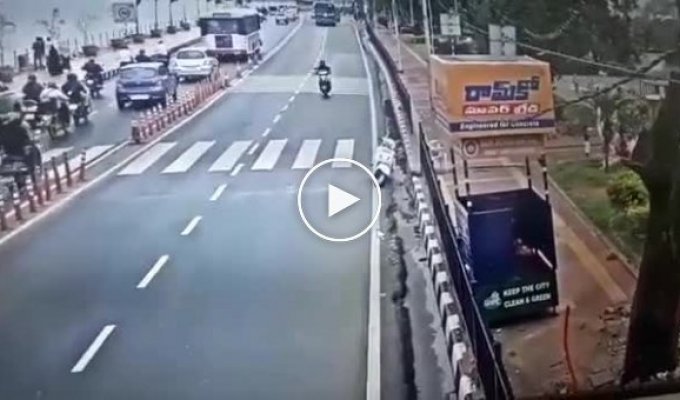 Мотоциклист и бегающий пешеход