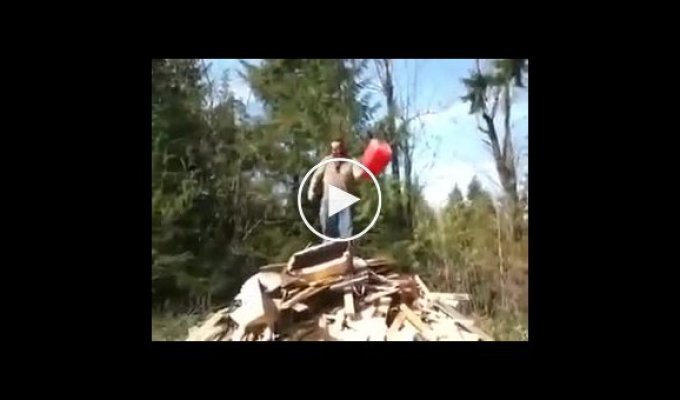 Как нужно эффектно поджигать кучу дров