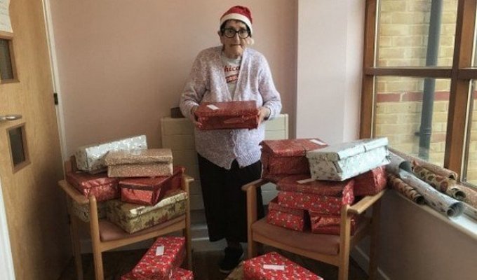 80-летняя бабушка решила поработать Санта-Клаусом. Как думаете, сколько подарков она собрала? (2 фото)