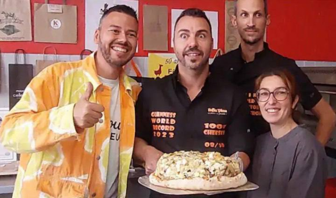 Новый рекорд Гиннесса: французы испекли пиццу с 1001 видом сыра (3 фото + 1 видео)
