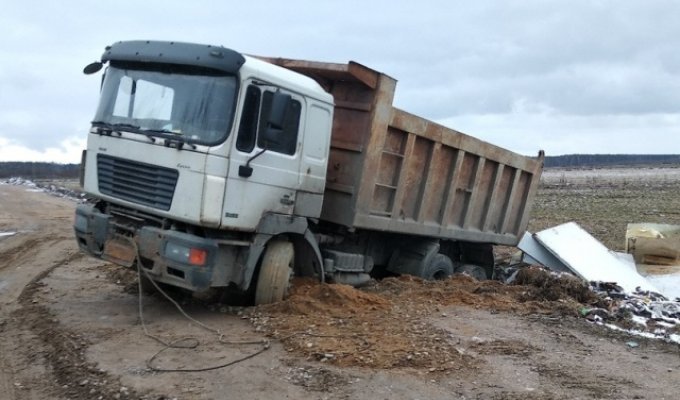 Водители не оставили безнаказанным "вывоз" строительного мусора (7 фото)