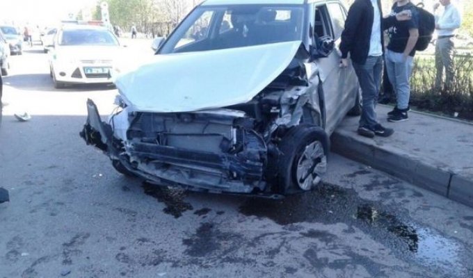В Набережных Челнах неадекватный водитель протаранил 12 машин и сбил пешехода (7 фото + видео)