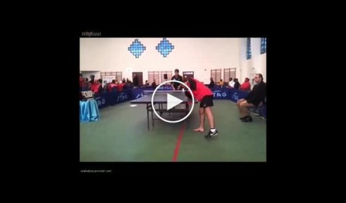 Инвалид играет в настольный теннис