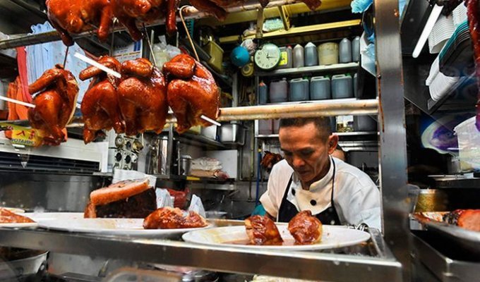 Торговец уличной едой из Сингапура получил звезду Michelin (4 фото)
