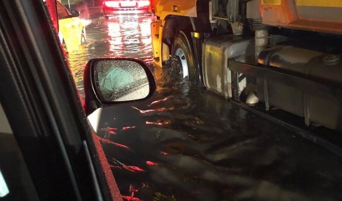 Из-за ремонта дорог и непогоды возле Шереметьево начался потоп (7 фото + 3 видео)