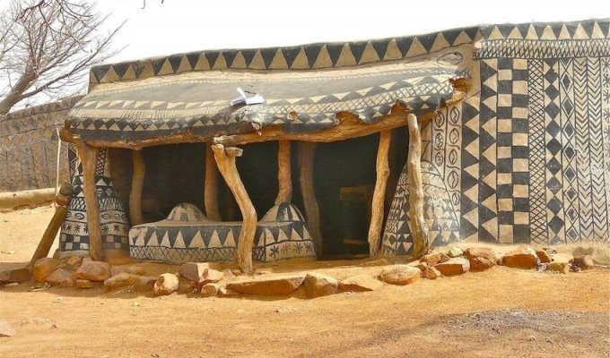Деревня в Буркина-Фасо, которая вся разрисована узорами и символами (4 фото)