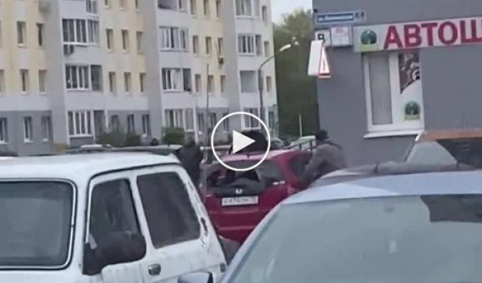Тюменец после ссоры с женой разгромил ее машину у дома