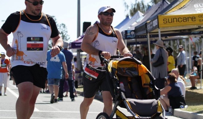 Триатлонист вышел на старт с пустой коляской в память о нерожденном сыне (2 фото)