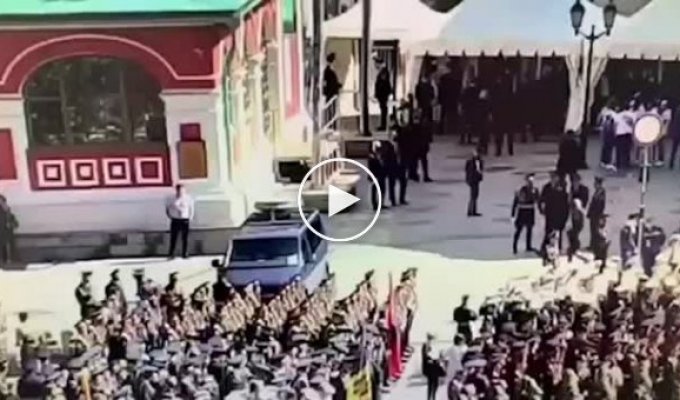 В сети появилось видео с солдатом, громящим машину ФСО на параде Победы