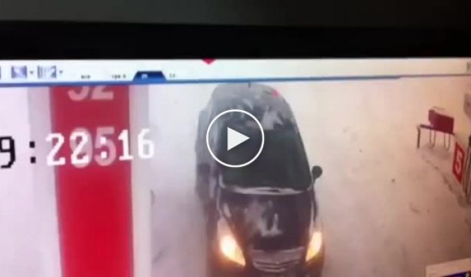 В Казани молодой водитель Лексуса попал в ДТП на автозаправке